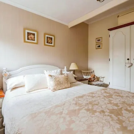 Cosy District Retreat In *